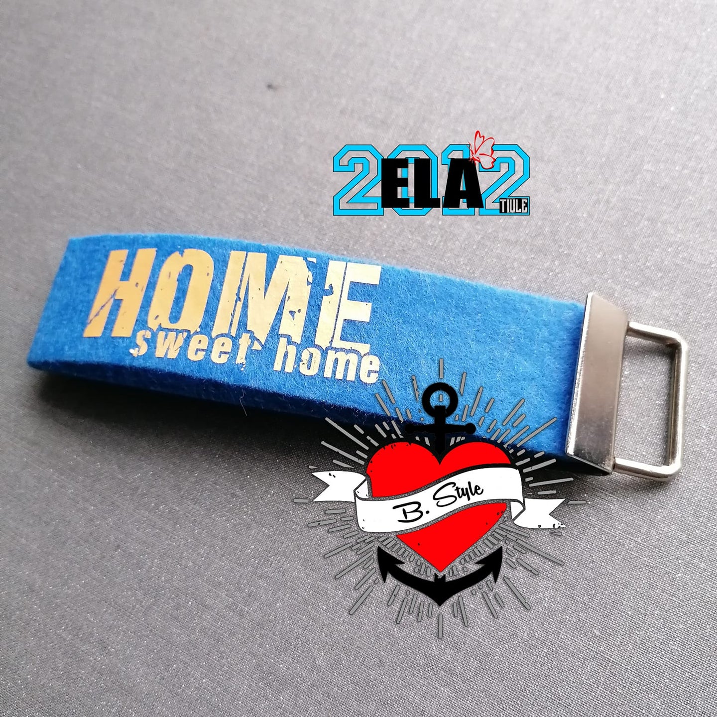 Grunge Schrift Plotterdatei von easy-sticks. Kreatives Kunstwerk mit dem Schriftzug "HOME sweet home" auf einem blauen Filzband.
