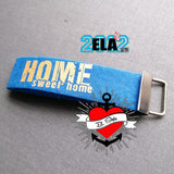 Grunge Schrift Plotterdatei von easy-sticks. Kreatives Kunstwerk mit dem Schriftzug "HOME sweet home" auf einem blauen Filzband.