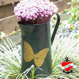 Blumenstrauß in einem grunge Ziertegefäß von easy-sticks, das kreative Gestaltungsmöglichkeiten für jeden Gartenliebhaber bietet. Einzigartige Kombination aus Funktion und Stil.