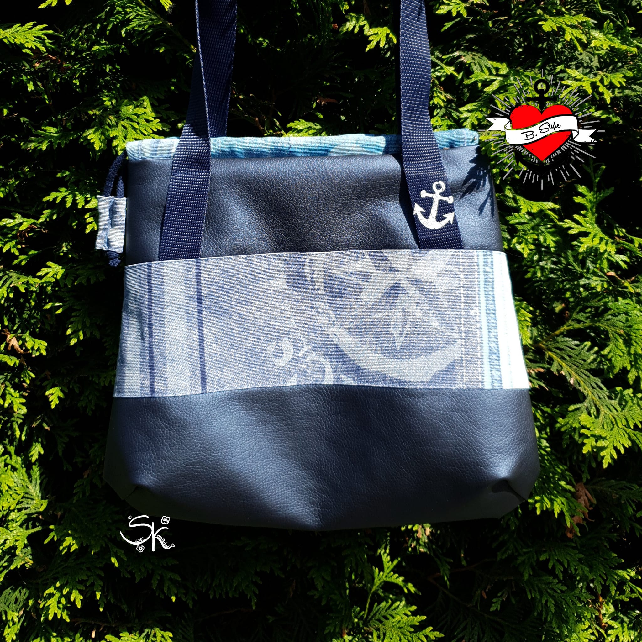 Hochwertige Tasche mit maritimem grunge Design von easy-sticks, verziert mit Anker-Motiv. Perfekt für den Sommer und kreative DIY-Projekte.