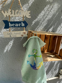 Willkommensschild und Handtuch mit grunge Anker-Motiv von easy-sticks, ideal für maritime Dekoration und kreative Bastelideen. Bringt Strandfeeling ins Zuhause.