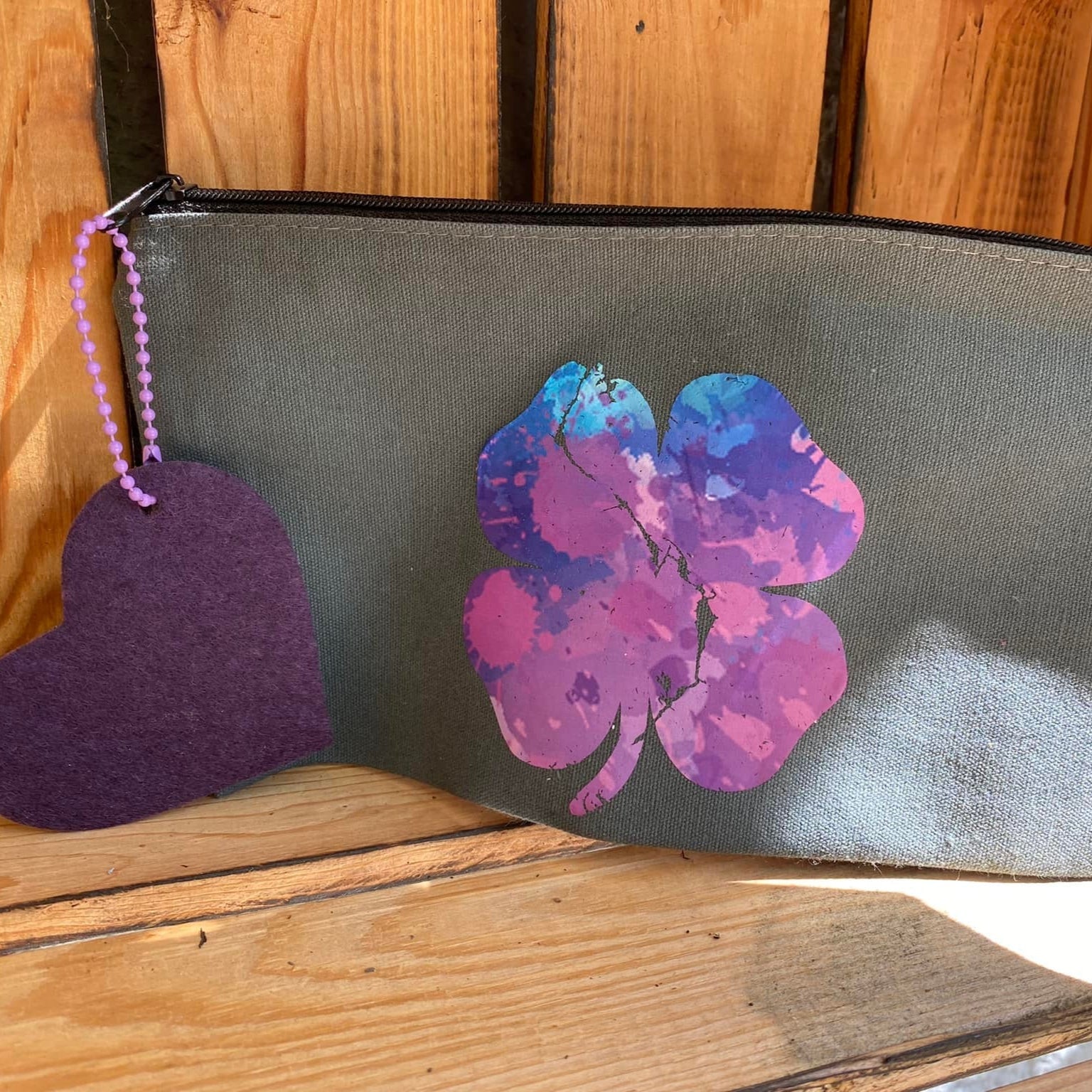 Stylische Tasche mit grunge Schriftart Motiv von easy-sticks, perfekt für kreative Projekte. Die farbenfrohe Gestaltung gibt dem Accessoire eine persönliche Note.