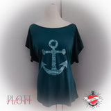 Grunge Formen Plotterdatei von easy-sticks: Legeres Shirt in grün mit Anker-Druck, perfektes Beispiel für kreative Textilgestaltung.