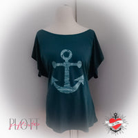 Grunge Formen Plotterdatei von easy-sticks: Legeres Shirt in grün mit Anker-Druck, perfektes Beispiel für kreative Textilgestaltung.