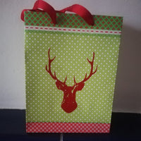 Fantasievolle Geschenktüte mit einem Grunge Hirsch Motiv, gestaltet mit der Grunge Hirsch Plotterdatei von easy-sticks.