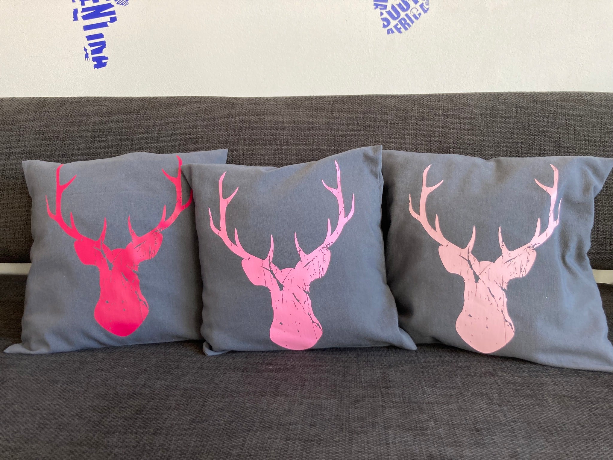 Moderne Dekokissen mit verschiedenen Grunge Hirsch Motiven, designt mit der Grunge Hirsch Plotterdatei von easy-sticks.