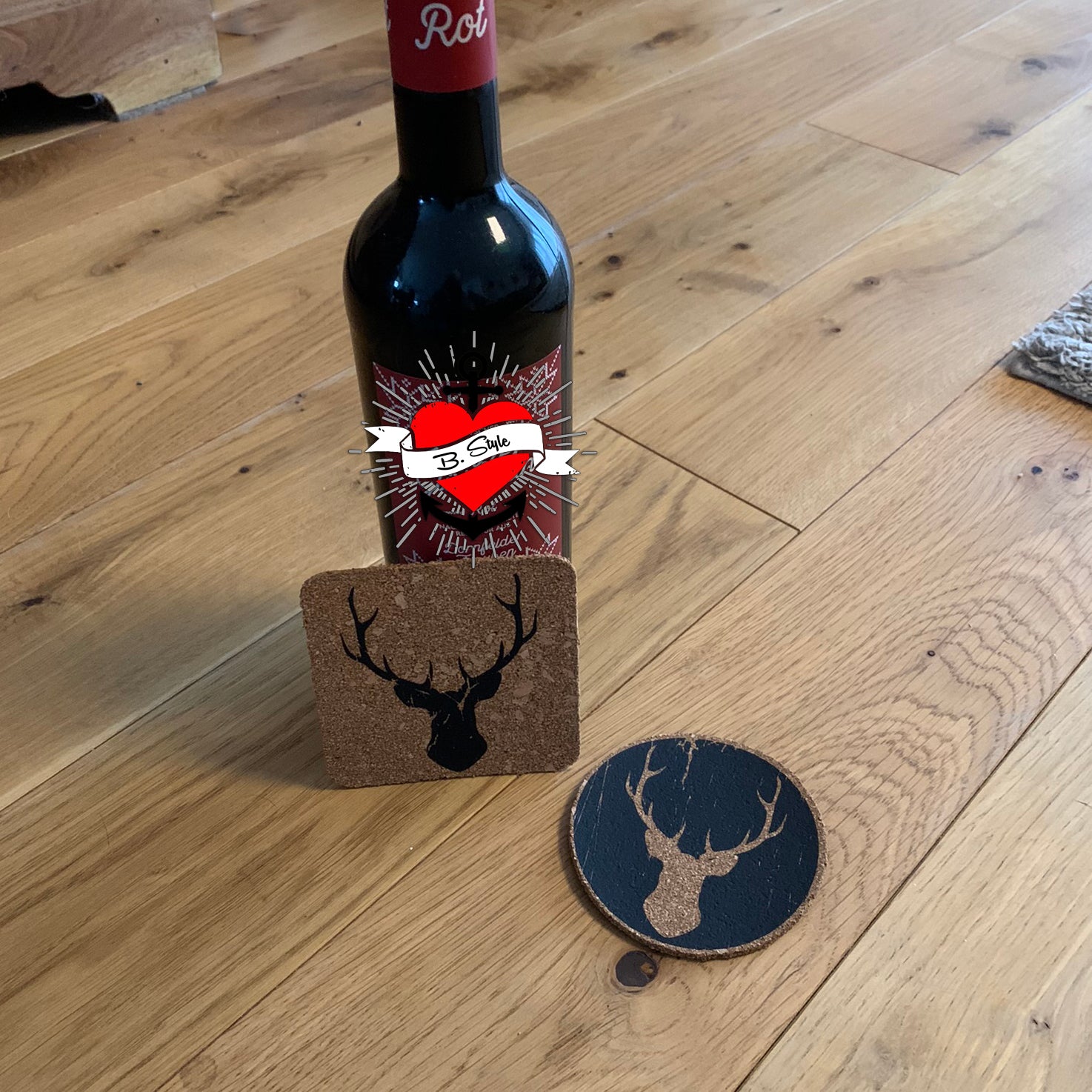 Hübsche Korkuntersetzer mit einem Grunge Hirsch Design, gefertigt mit der Grunge Hirsch Plotterdatei von easy-sticks.