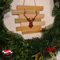 Dekorative Wandgestaltung mit einem Grunge Hirsch aus Holz, erstellt mit der Grunge Hirsch Plotterdatei von easy-sticks.