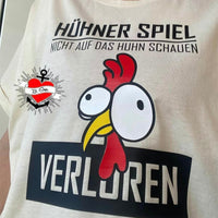 T-Shirt mit dem Motiv "Hühner Spiel" von easy-sticks, Features einen witzigen Huhn-Print und den Slogan "VERLORREN".