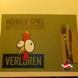 Tischset mit dem Design "Hühner Spiel" von easy-sticks, zeigt ein lustiges Huhn und den Schriftzug "VERLORREN".