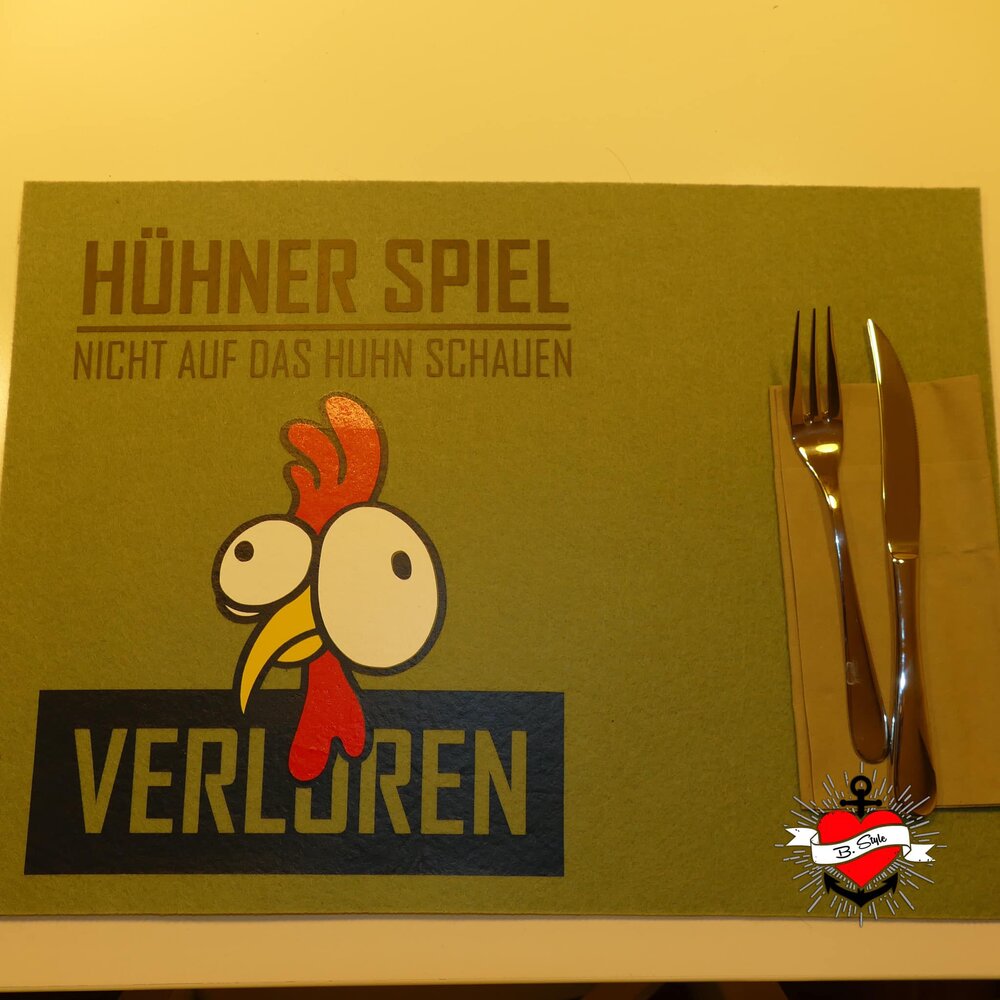 Tischset mit dem Design "Hühner Spiel" von easy-sticks, zeigt ein lustiges Huhn und den Schriftzug "VERLORREN".