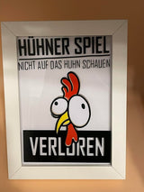 Kreative Darstellung des Hühner Spiels von easy-sticks, mit einem lustigen Hühner-Motiv und dem Text "Nicht auf das Huhn schauen - Verloren" in einem schicken weißen Rahmen.