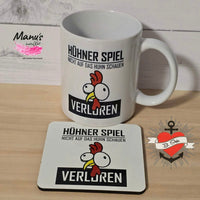 Kaffetasse und Untersetzer mit dem Motiv "Hühner Spiel" von easy-sticks, featuring ein lustiges Huhn und den Text "VERLORREN".