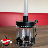 Rustikaler Kerzenhalter gestaltet mit der Häuser Plotterdatei von easy-sticks, der eine charmante Szenerie aus stilisierten Häusern in schwarzem Design zeigt.