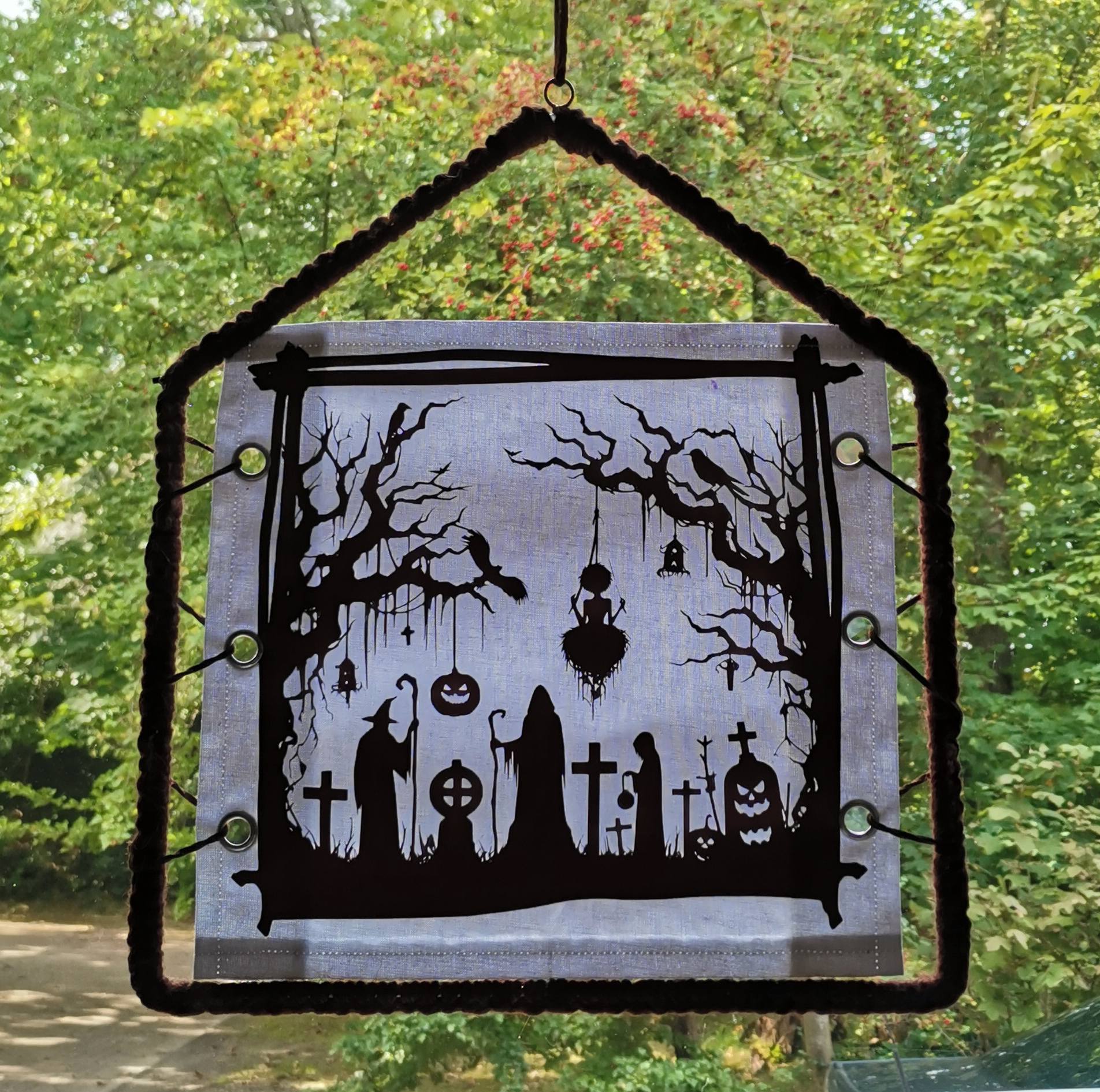 Hängende Dekoration mit Halloween-Silhouette von easy-sticks, die einen Gruselfriedhof mit Kürbissen und Geistern zeigt. Ideal für eine festliche Atmosphäre.