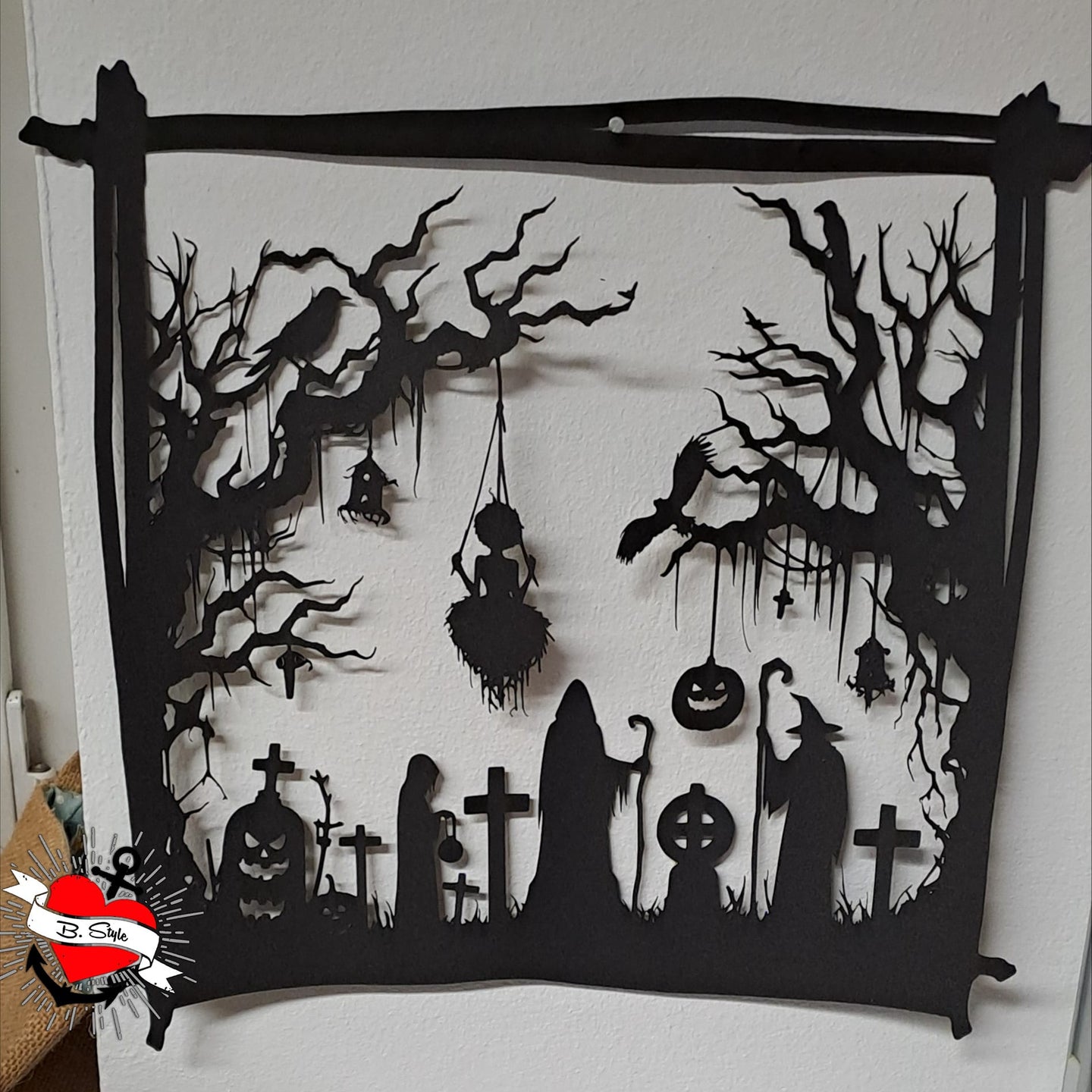 Friedhof-Silhouette für Halloween von easy-sticks, künstlerisch gestaltete schwarze Ausschneide-Datei mit gruseligen Elementen wie Gespenstern, Kürbissen und schaurigen Baumästen.