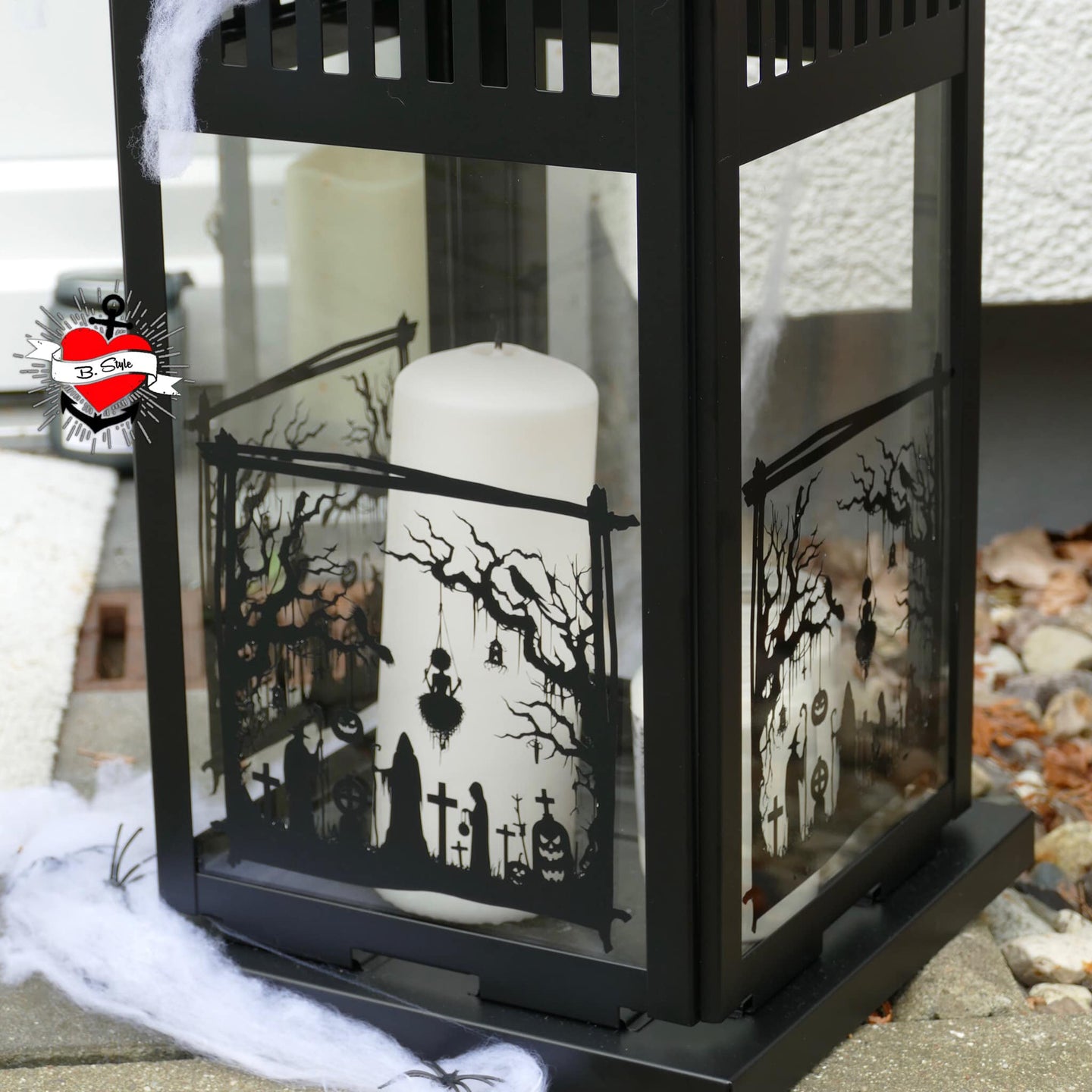 Halloween-Silhouette auf einem Kerzenhalter von easy-sticks, zeigt eine unheimliche Szenerie mit Geistern und Gräbern, ideal für stimmungsvolle Halloween-Dekoration.