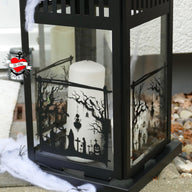 Halloween-Silhouette auf einem Kerzenhalter von easy-sticks, zeigt eine unheimliche Szenerie mit Geistern und Gräbern, ideal für stimmungsvolle Halloween-Dekoration.