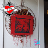 Halloween Silhouette Friedhof Dekoration auf rotem Stoff, präsentiert von easy-sticks, ideal für kreative DIY-Projekte.