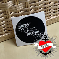 Rundes Schild mit dem Spruch 'Do more of what makes you happy' in elegantem Schriftbild, Teil der Plotterdatei von easy-sticks, perfekt für individuelle Dekorationen.