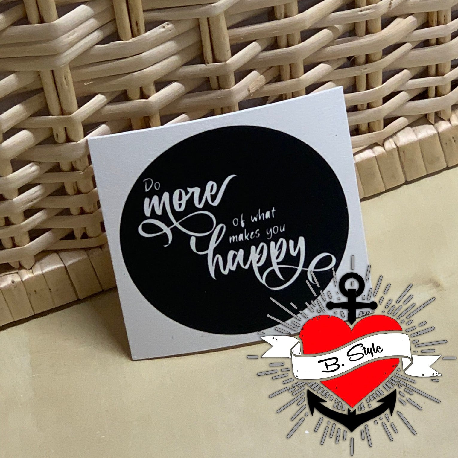 Rundes Schild mit dem Spruch 'Do more of what makes you happy' in elegantem Schriftbild, Teil der Plotterdatei von easy-sticks, perfekt für individuelle Dekorationen.