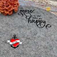 Filzunterlage mit dem inspirierenden Spruch "Do more of what makes you happy" von easy-sticks. Verwende diese Plotterdatei für deine kreativen Bastelideen.