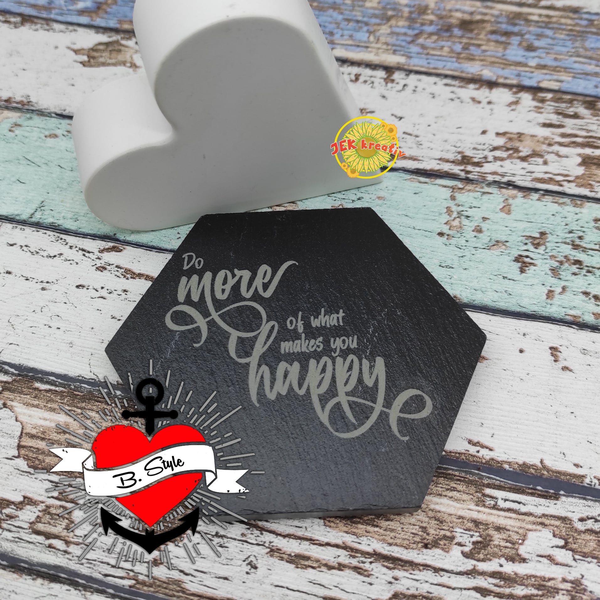 Schwarzes hexagonales Holzteil mit dem inspirierenden Spruch 'Do more of what makes you happy' aus der Plotterdatei von easy-sticks, ideal für kreative Projekte.