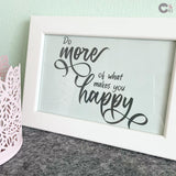 Gerahmtes Motiv mit dem Text "Do more of what makes you happy" von easy-sticks, perfekt für kreative Dekorationen. Entdecke die Möglichkeiten dieser Plotterdatei.