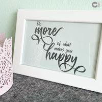 Gerahmtes Motiv mit dem Text "Do more of what makes you happy" von easy-sticks, perfekt für kreative Dekorationen. Entdecke die Möglichkeiten dieser Plotterdatei.