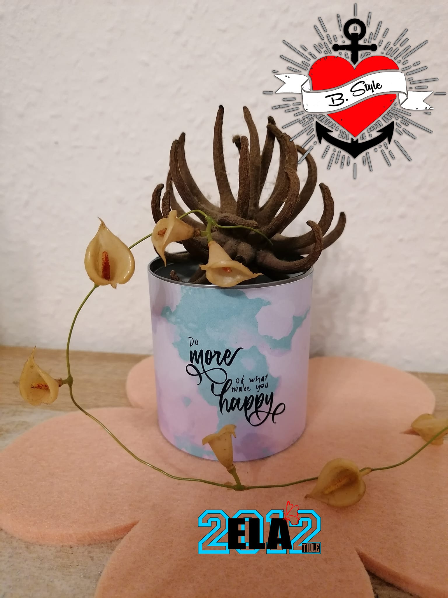 Dekorativer Topf mit interessanter Pflanze, geschmückt mit dem Spruch 'Do more of what makes you happy', ein kreatives Design aus der Plotterdatei von easy-sticks, ideal für persönliche Akzente.