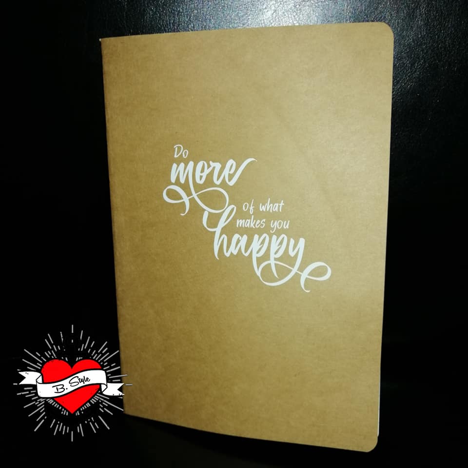 Notizbuch mit Aufdruck "Do more of what makes you happy" von easy-sticks, ideal für kreative Projekte. Diese Plotterdatei inspiriert zur Gestaltung individueller Kunstwerke.