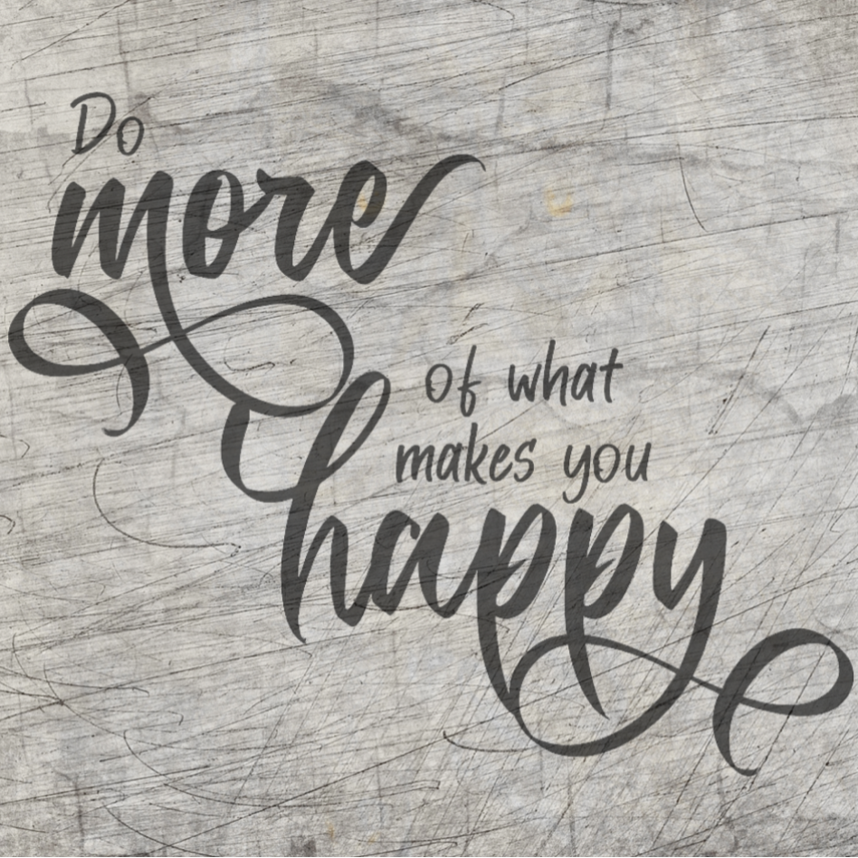Ein kreatives Design mit dem Schriftzug "Do more of what makes you happy" auf einer Holztextur, ideal für individuelle Projekte. Diese Plotterdatei von easy-sticks ist perfekt für Bastelarbeiten und DIY-Projekte.