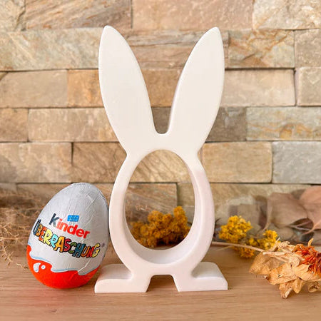 Silikonform - Überraschungsei Hase von Easy-Sticks, weiße Silikonform in Hasenform neben einem Schokoladenüberraschungsei, ideal für kreative Bastelideen.