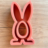 Silikonform - Überraschungsei Hase von Easy-Sticks, orangefarbene Silikonform in Form eines Hasen mit ovalem Ausschnitt, ideal für kreative Gießprojekte.