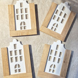 Klebe Easy-Sticks an die Seiten und dann alle Seiten zu einer Laterne zusammen. Schon hast du die perfekte Deko!