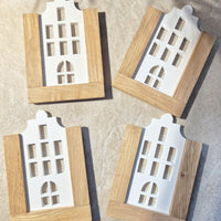 Klebe Easy-Sticks an die Seiten und dann alle Seiten zu einer Laterne zusammen. Schon hast du die perfekte Deko!