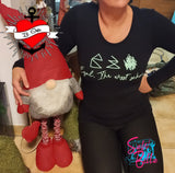 Elegant gekleidete Person mit einem Plüschtier, präsentiert ein Oberteil mit Design aus der Haus vom Nikolaus Plotterdatei von easy-sticks.