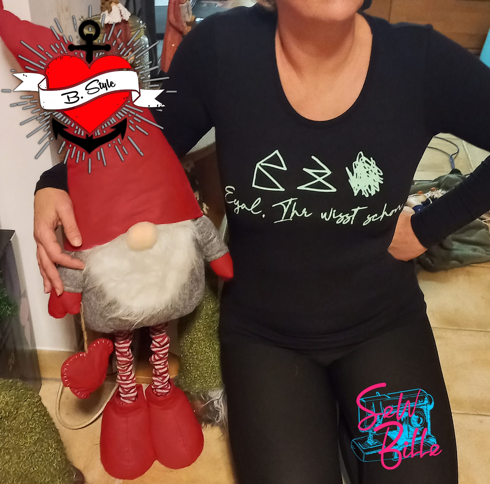 Elegant gekleidete Person mit einem Plüschtier, präsentiert ein Oberteil mit Design aus der Haus vom Nikolaus Plotterdatei von easy-sticks.