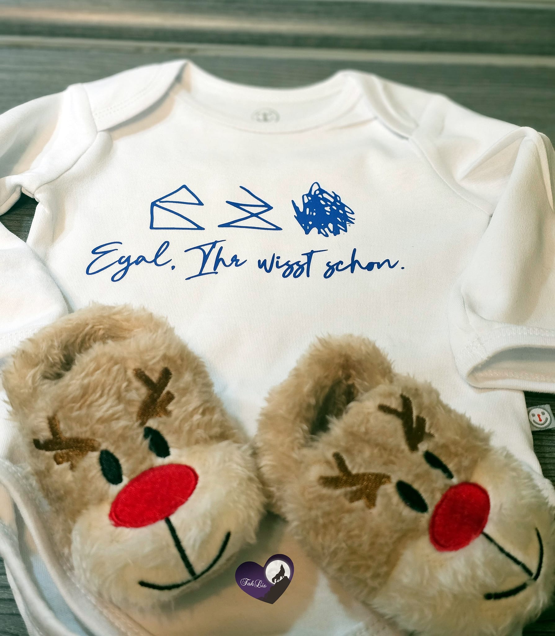 Babysuit kombiniert mit niedlichen Hausschuhen, gestaltet mit der Haus vom Nikolaus Plotterdatei von easy-sticks.