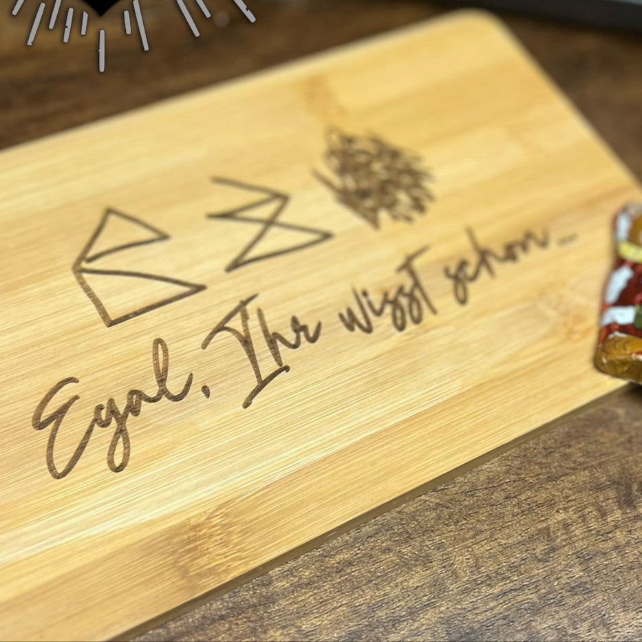 Bambusbrett mit gravierten Designs, Kerzen und Dekoration, gestaltet mit der Haus vom Nikolaus Plotterdatei von easy-sticks.