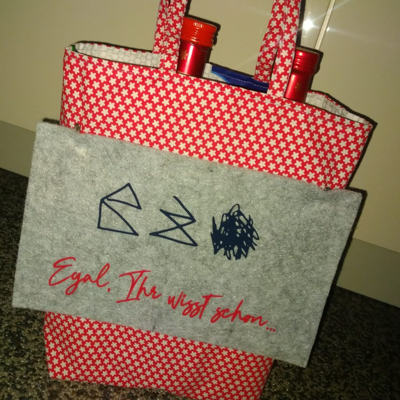 Handgefertigte Tasche mit rotem Sternen-Muster, ideal für kreative Projekte mit der Haus vom Nikolaus Plotterdatei von easy-sticks.