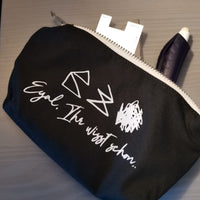 Praktisches Etui mit der Haus vom Nikolaus Plotterdatei von easy-sticks, verziert mit dem inspirierten Spruch 'Egal, Ihr wisst schon...', perfekt für kreative Aufbewahrungslösungen.