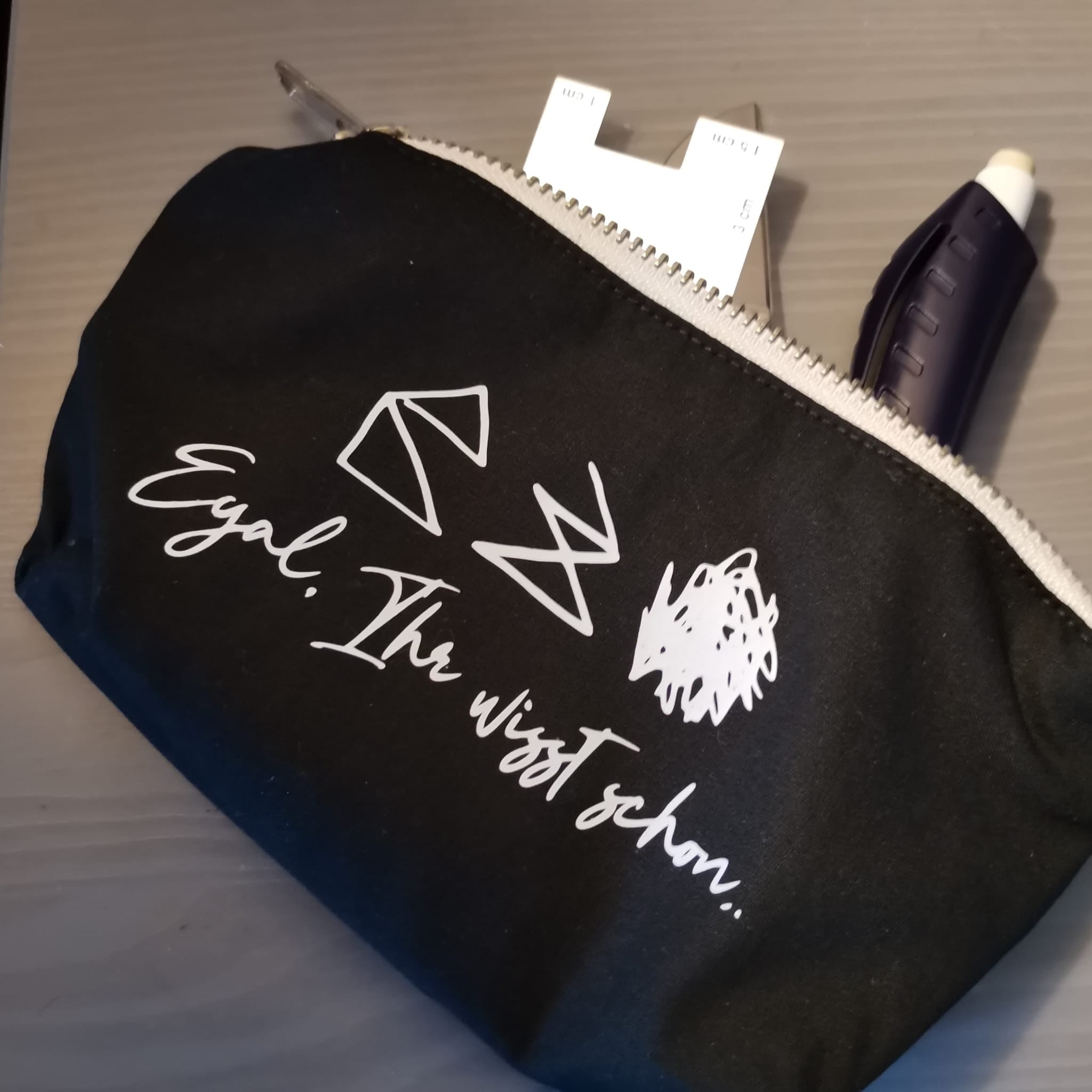 Praktisches Etui mit der Haus vom Nikolaus Plotterdatei von easy-sticks, verziert mit dem inspirierten Spruch 'Egal, Ihr wisst schon...', perfekt für kreative Aufbewahrungslösungen.