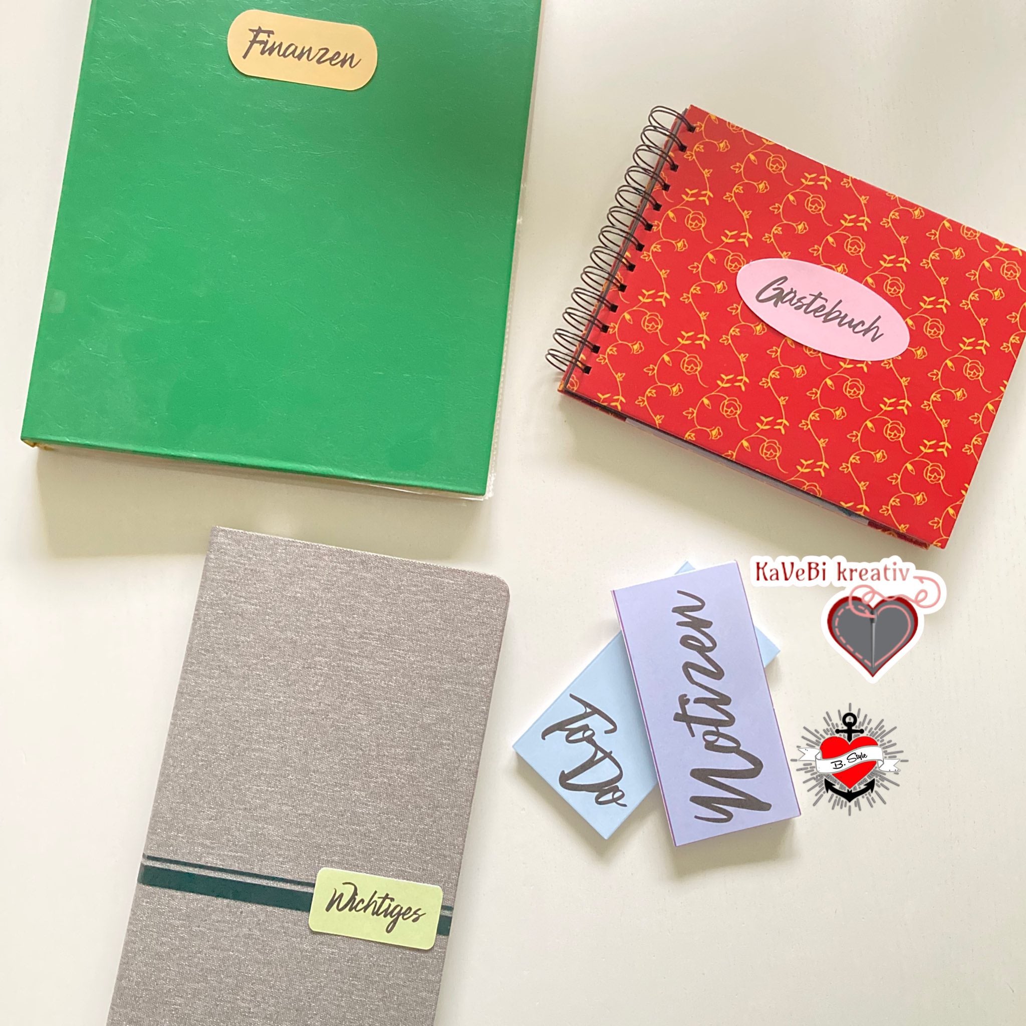 Farbenfrohe Notizbücher und Ordner mit Beschriftungen für verschiedene Kategorien wie Finanzen und Notizen. Perfekt für kreative Projekte, erhältlich von Easy-Sticks, im Rahmen der Hefter Plotterdatei.