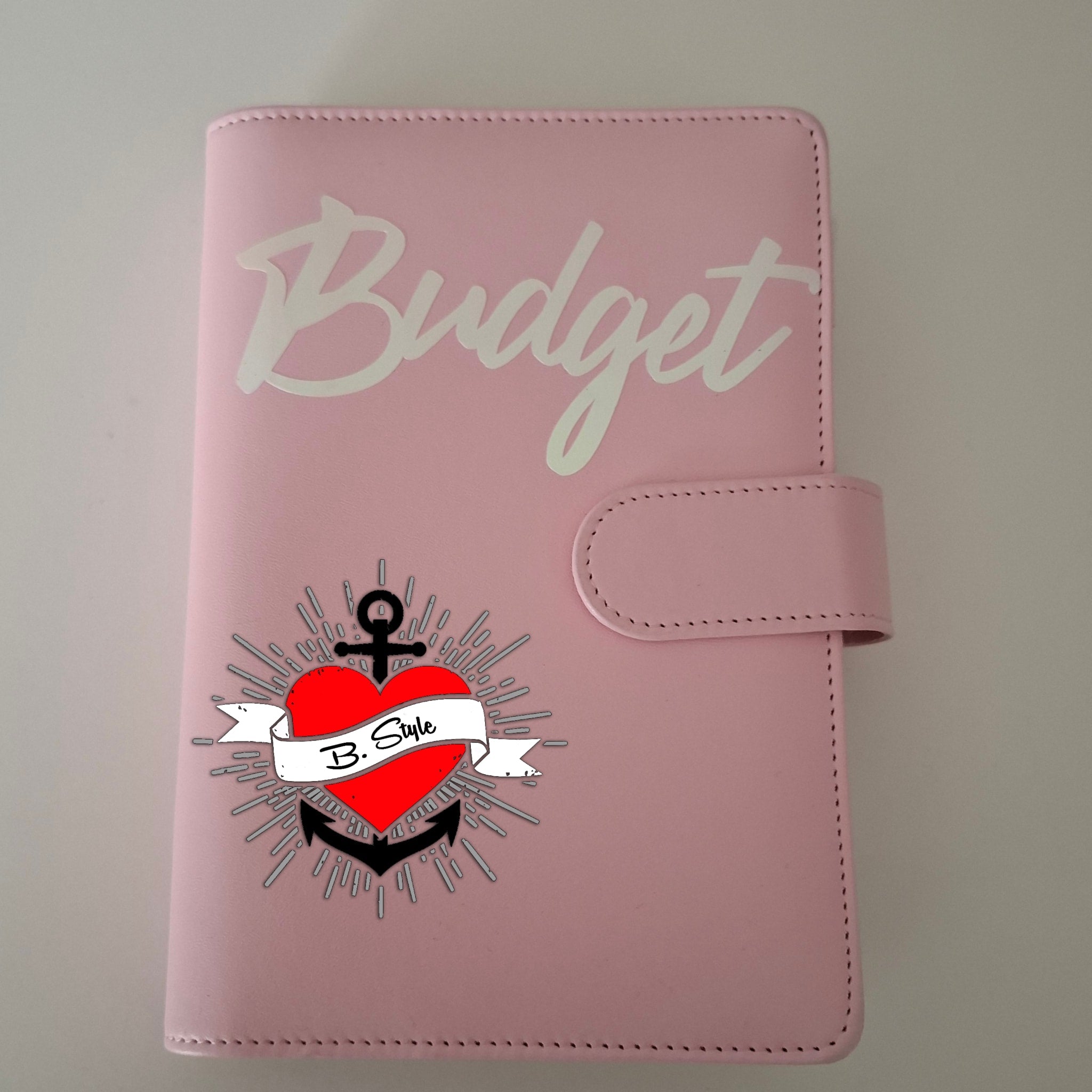 Eleganter Budget-Planer, designt mit der Hefter Plotterdatei von Easy-Sticks, ideal zur Verwaltung von Finanzen mit Stil.