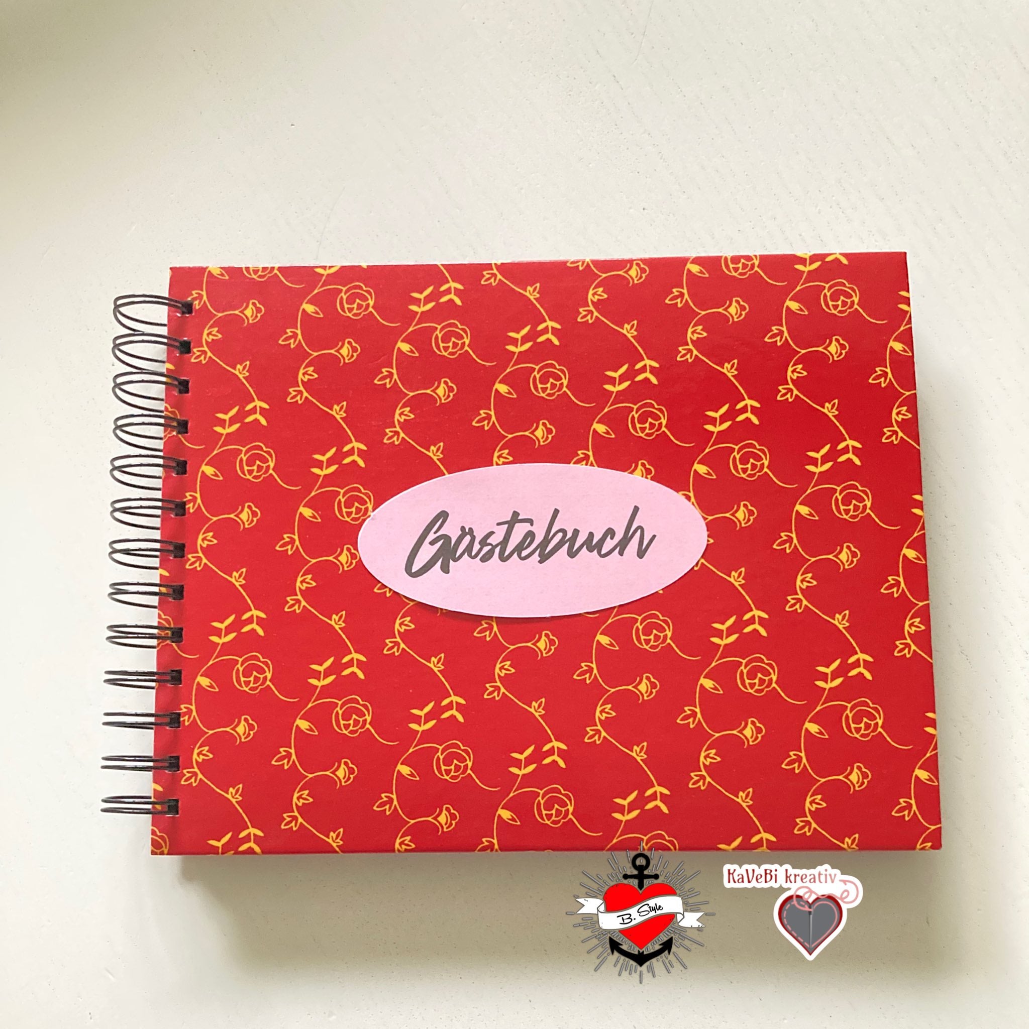 Ein farbenfrohes Gästebuch, verziert mit der Hefter Plotterdatei von Easy-Sticks, perfekt für besondere Anlässe.