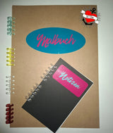 Handgemachtes Malbuch und Notizen, inspiriert durch die Hefter Plotterdatei von Easy-Sticks, kombiniert kreative Farben und Designs.