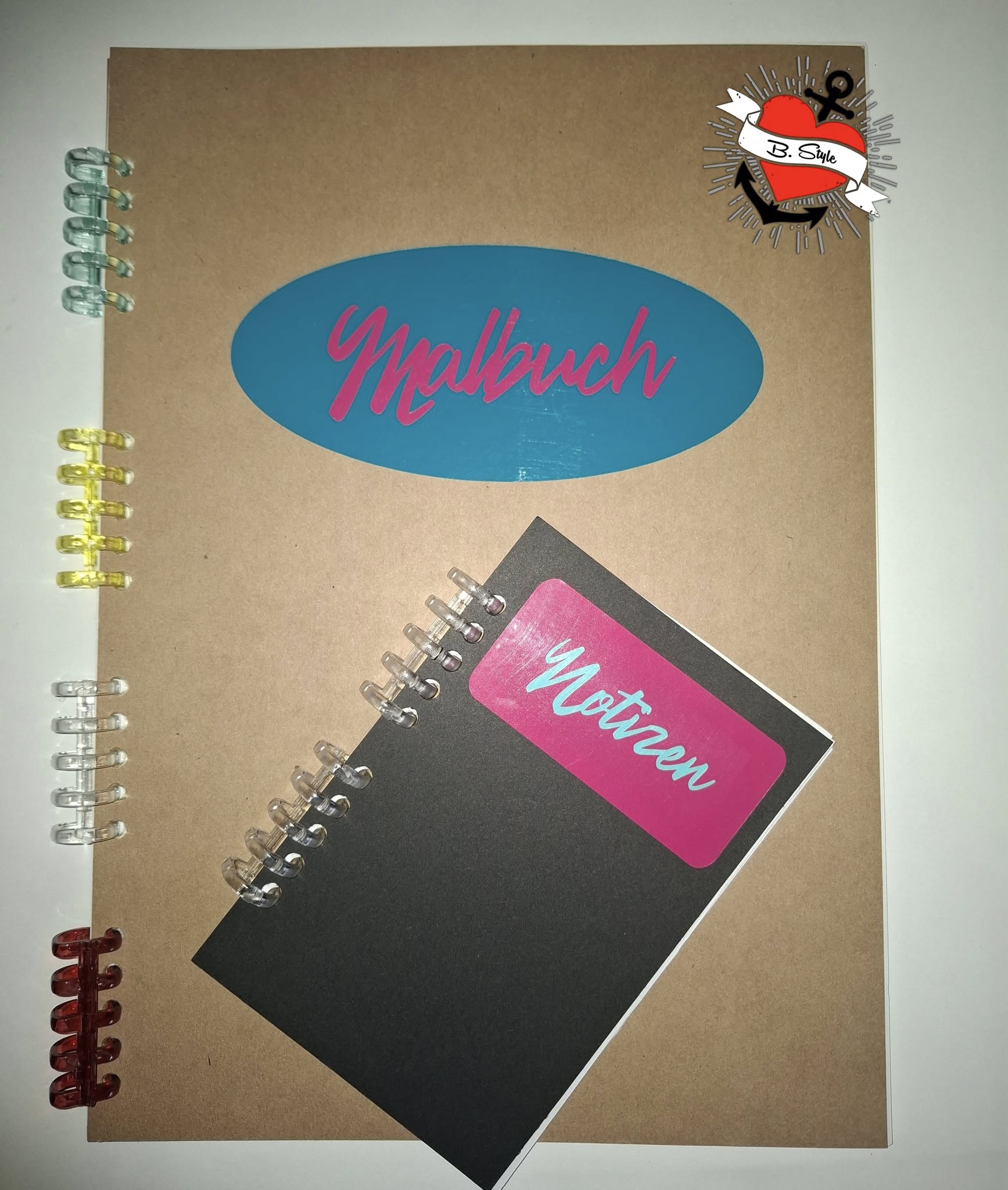 Handgemachtes Malbuch und Notizen, inspiriert durch die Hefter Plotterdatei von Easy-Sticks, kombiniert kreative Farben und Designs.