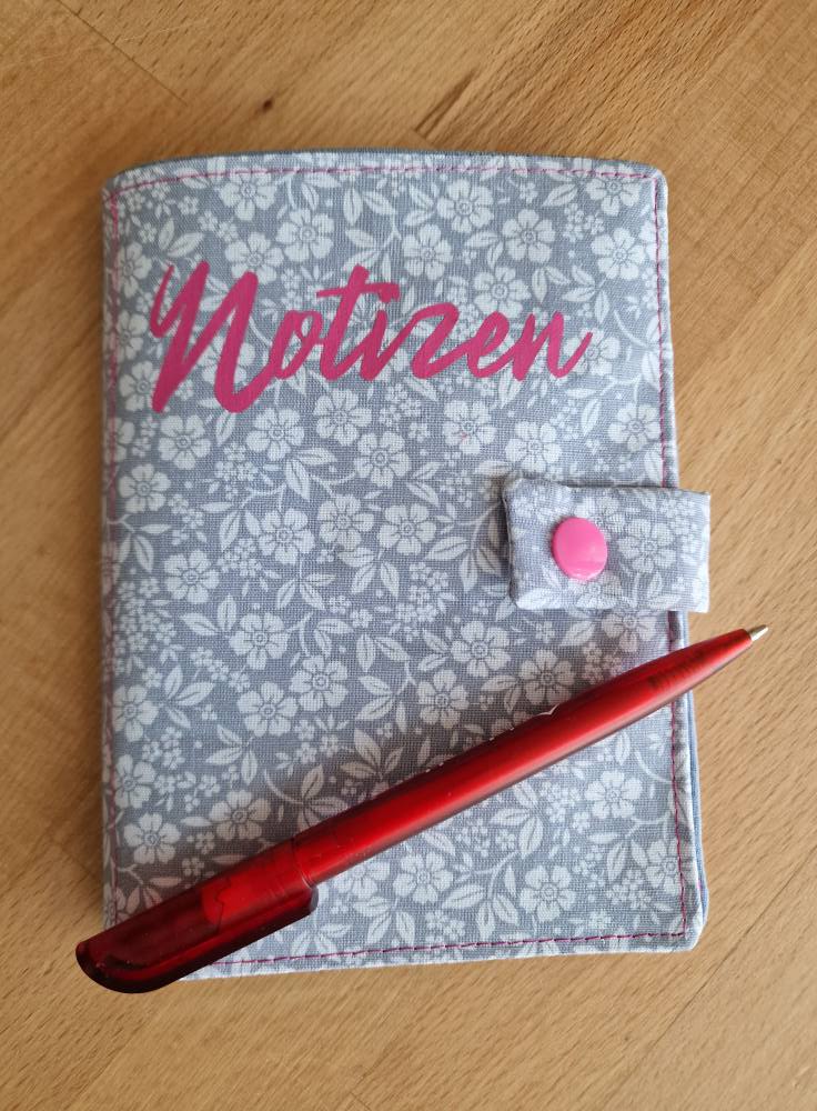 Notizbuch mit dem Schriftzug "Notizen" und einem Stift, inspiriert von der kreativen Plotterdatei "Hefter" von Easy-Sticks, ideal für kreative Projekte und persönliche Organisation.