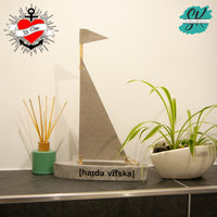 Dekoratives Holzboot mit Lautschrift '[haɪdə'vɪtska]' als einzigartiges Kunstwerk, entworfen für kreative Projekte von easy-sticks. Perfekt für Bastel- und DIY-Enthusiasten.